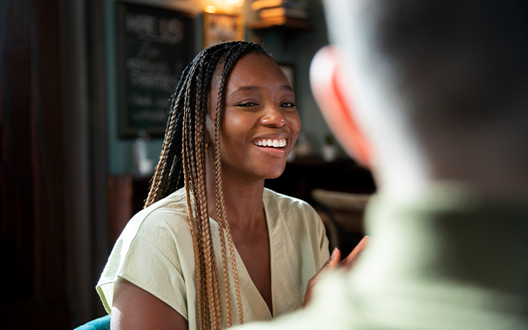 close-up-smiley-people-dining-out